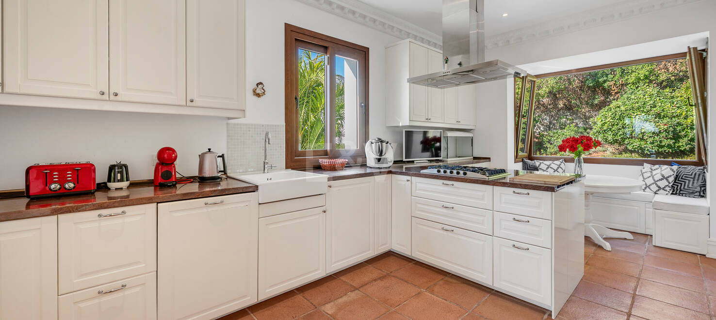 Elegante Villa con Vistas al Mar en Marbella