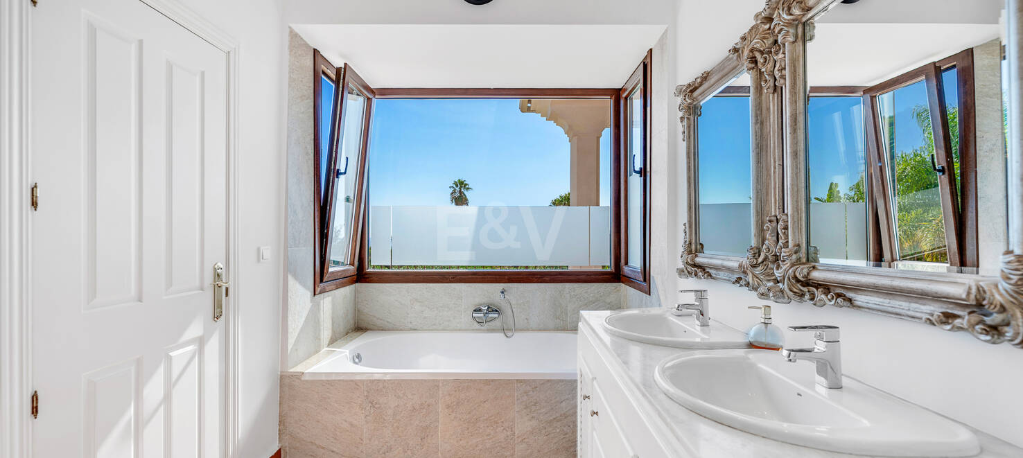 Elegante Villa con Vistas al Mar en Marbella