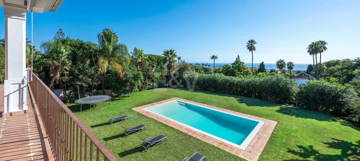 Elegante Villa con Vistas al Mar en Marbella
