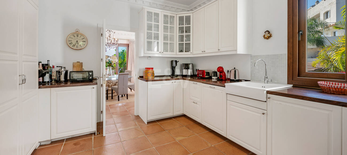 Elegante Villa con Vistas al Mar en Marbella