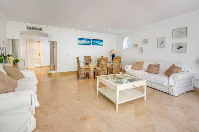 Exclusive apartment – Bright, spacious, and just steps from the sea