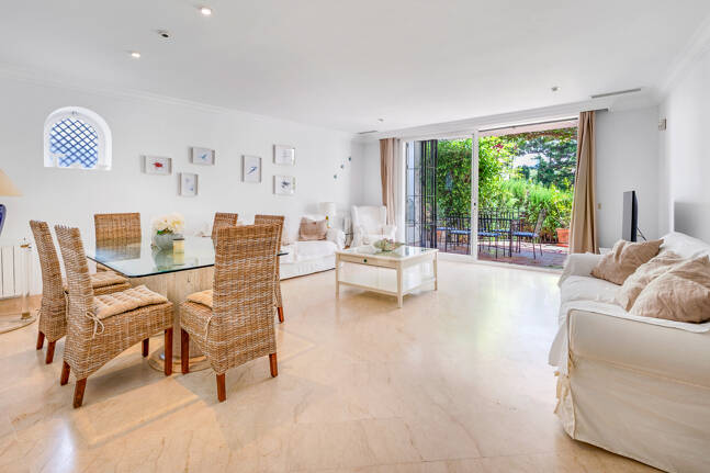 Exclusive apartment – Bright, spacious, and just steps from the sea