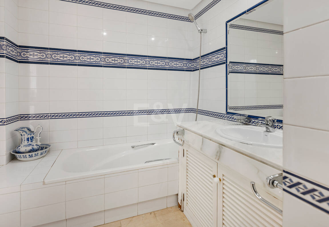 Exclusive apartment – Bright, spacious, and just steps from the sea