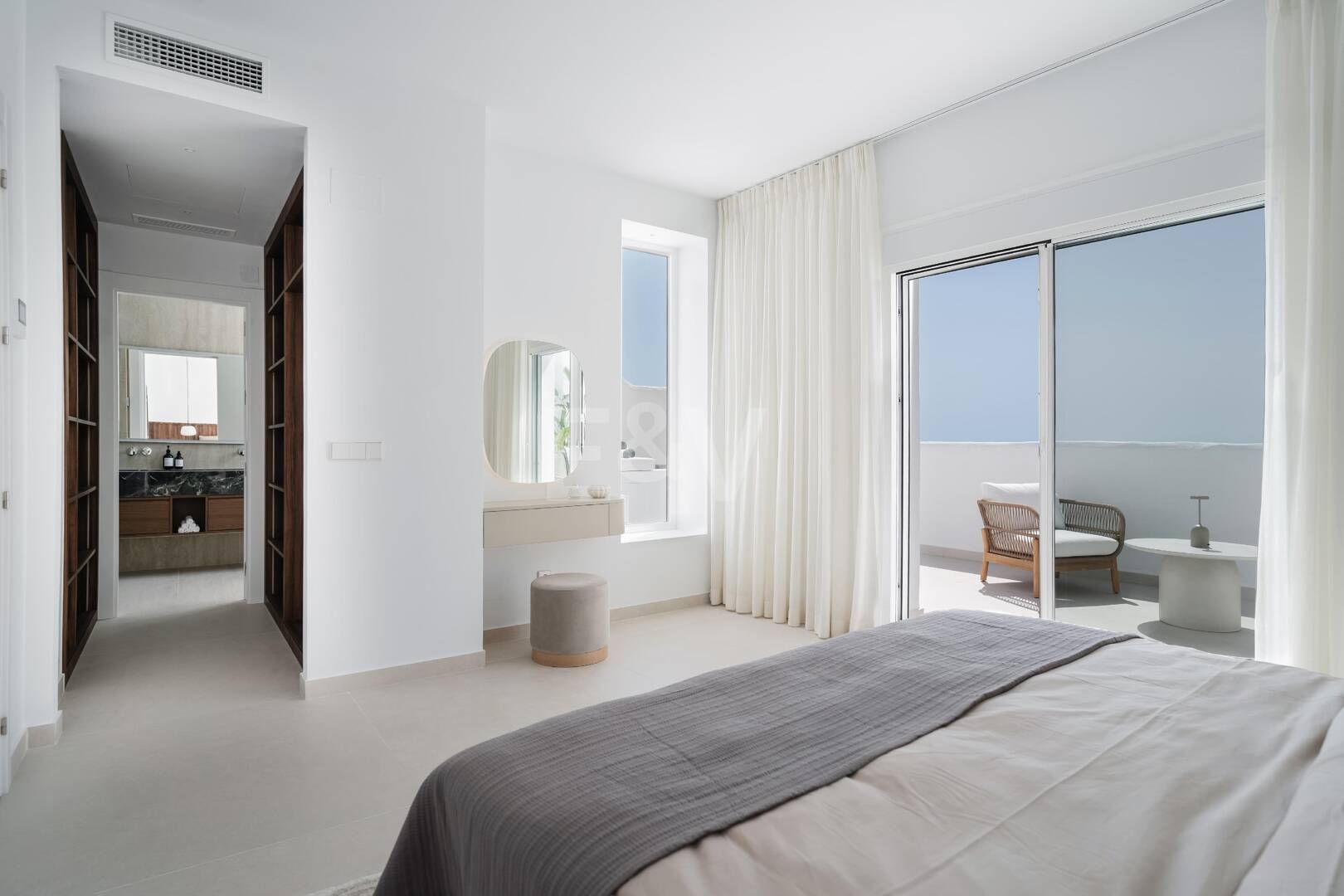 Ático dúplex en esquina en comunidad cerrada con piscina privada y vistas al mar