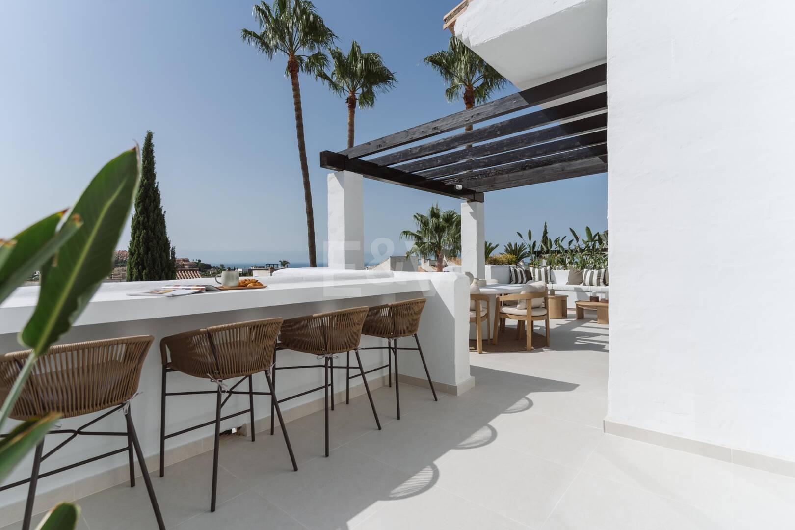 Eck-Duplex-Penthouse in geschlossener Wohnanlage mit privatem Tauchbecken & Meerblick