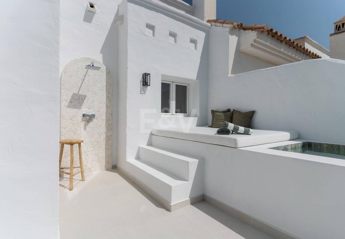 Eck-Duplex-Penthouse in geschlossener Wohnanlage mit privatem Tauchbecken & Meerblick