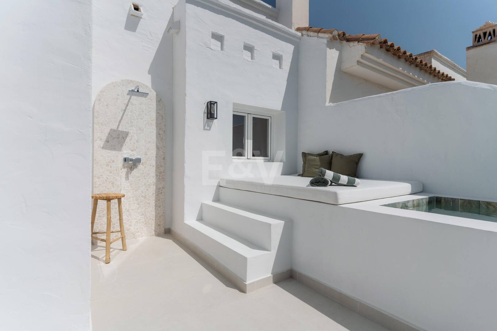 Ático dúplex en esquina en comunidad cerrada con piscina privada y vistas al mar