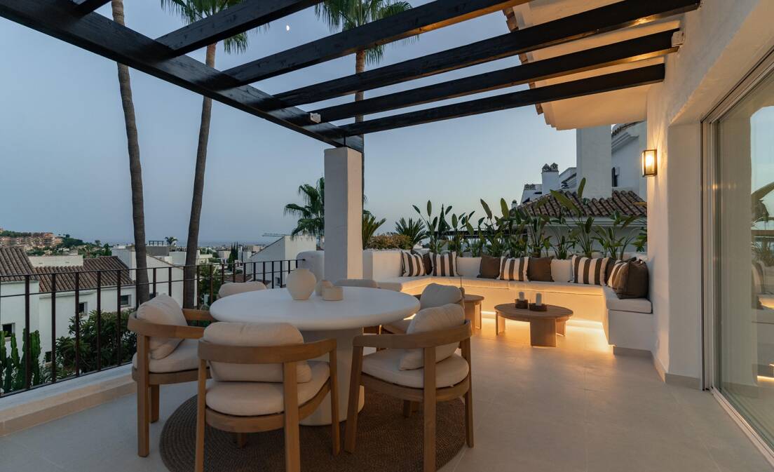 Vollständig renoviert und mühelos schick, vereint dieses atemberaubende Eck-Penthouse mit 3 Schlafzimmern und 3 Bädern modernes skandinavisches Design mit Panoramablick...