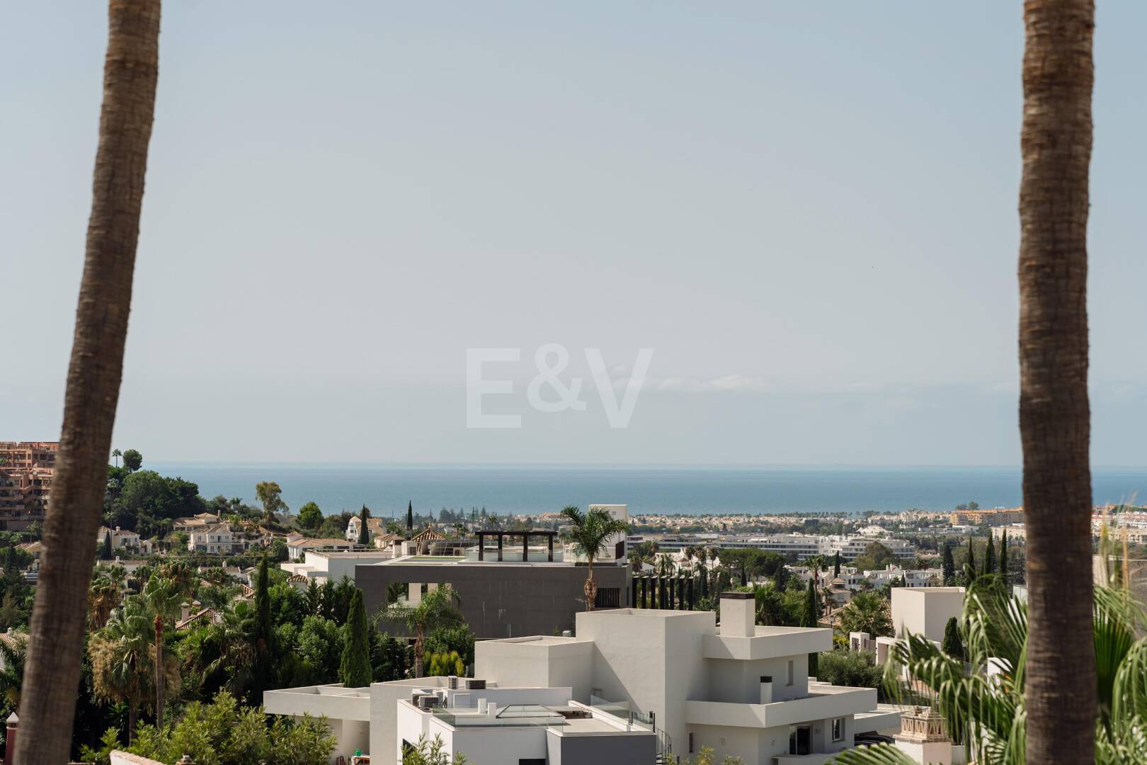 Ático dúplex en esquina en comunidad cerrada con piscina privada y vistas al mar