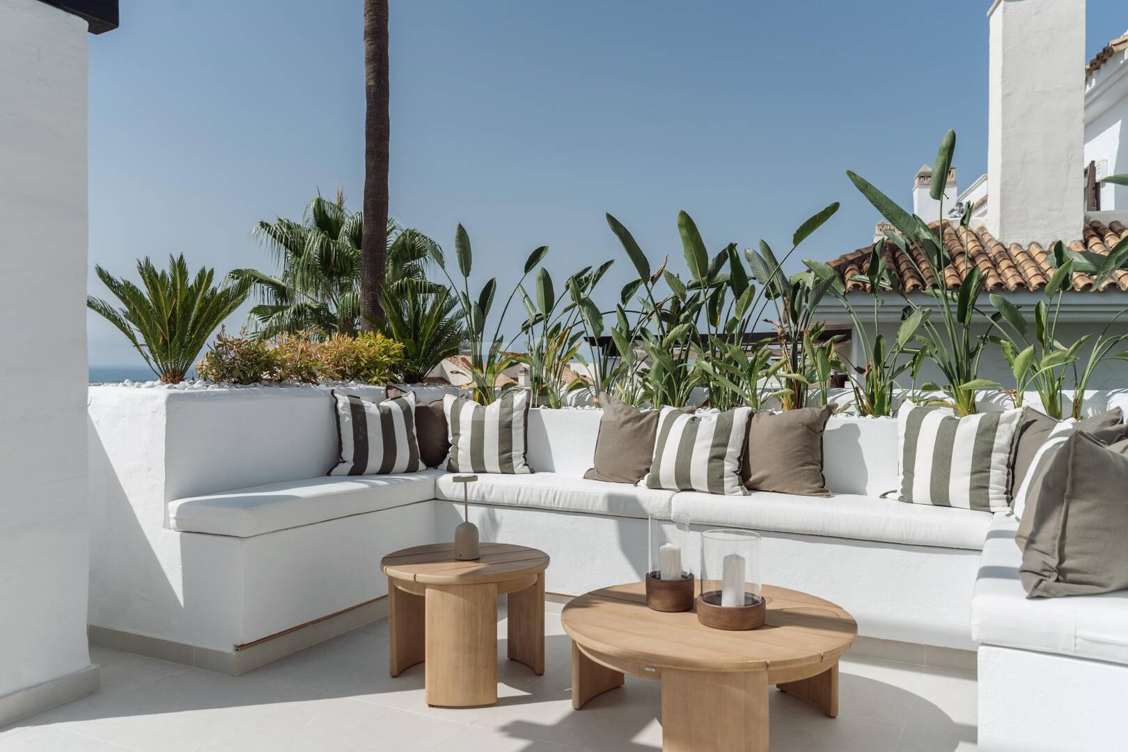 Ático dúplex en esquina en comunidad cerrada con piscina privada y vistas al mar