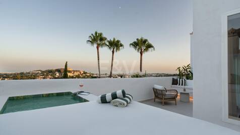 Corner Duplex Penthouse i gated community med Private Plunge Pool & Sea Views