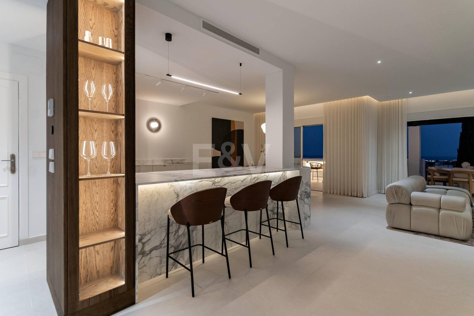 Ático dúplex en esquina en comunidad cerrada con piscina privada y vistas al mar