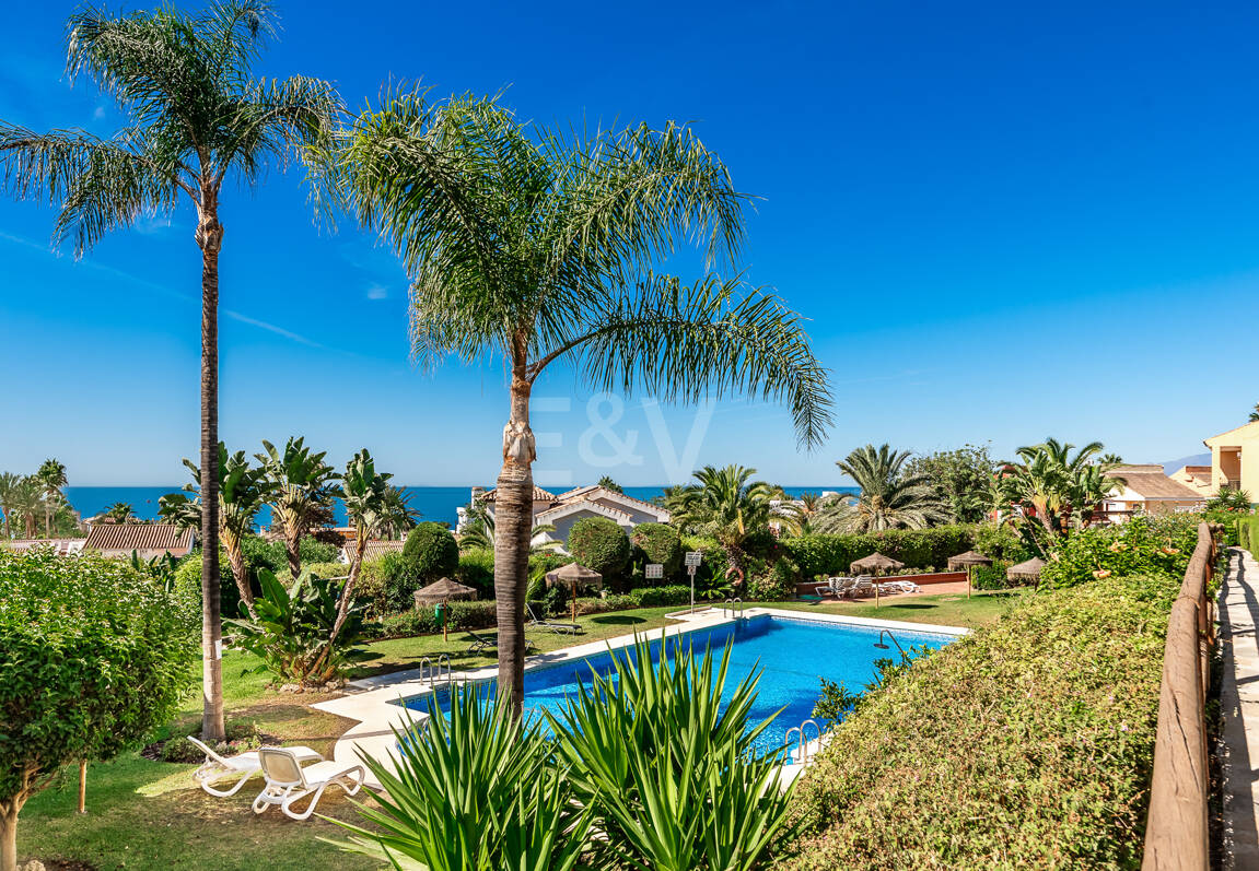 Vida junto a la playa en Costabella: vistas al mar, terraza en la azotea, piscina