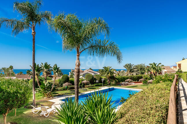 Vida junto a la playa en Costabella: vistas al mar, terraza en la azotea, piscina