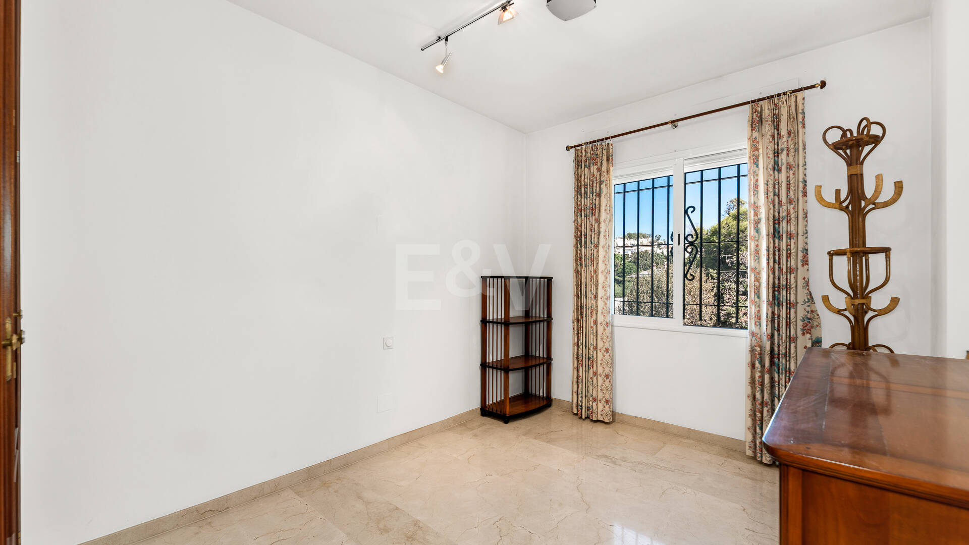 Beachside Living in Costabella: Sea Views, Roof Terrace, Pool