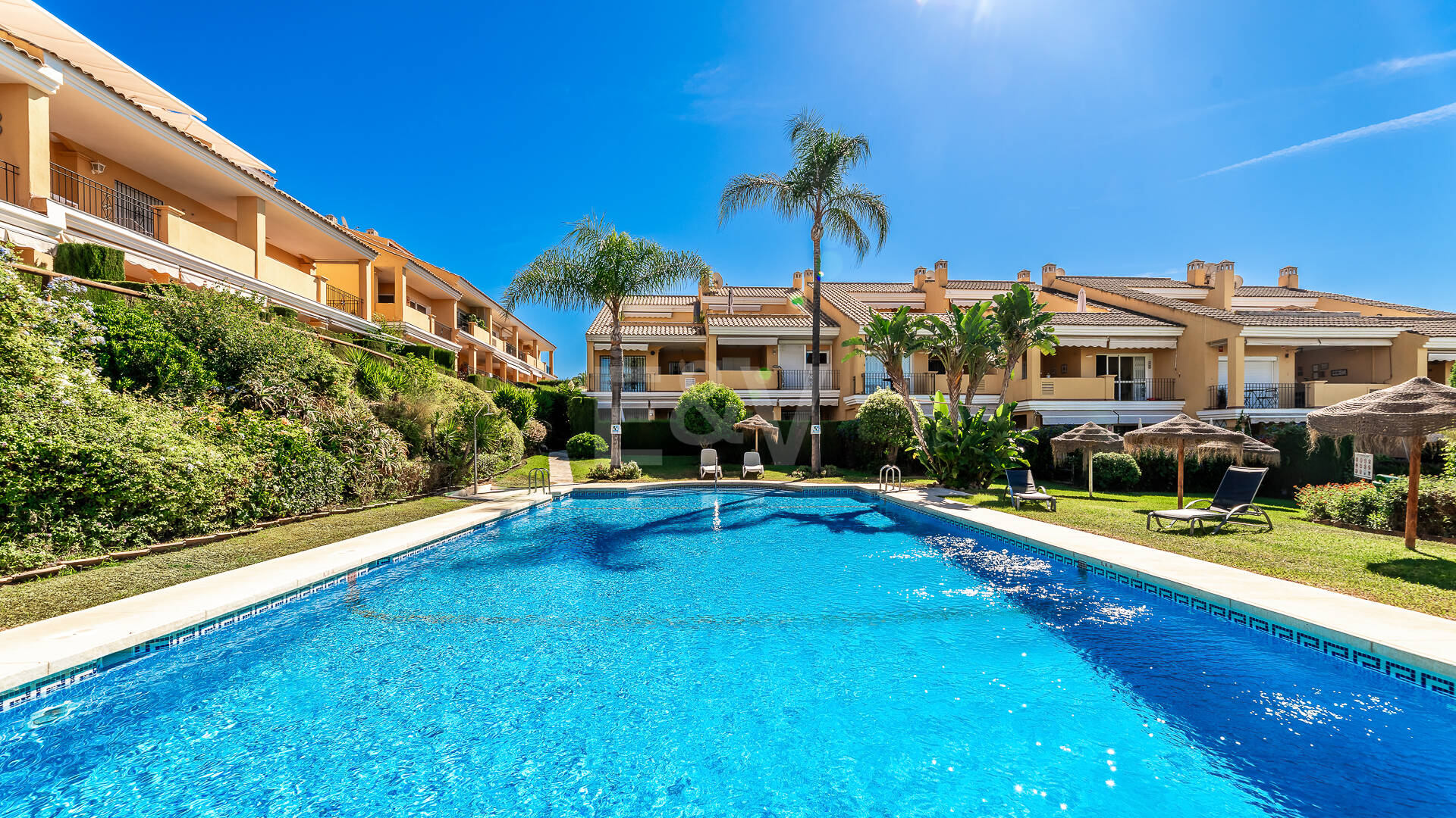 Vida junto a la playa en Costabella: vistas al mar, terraza en la azotea, piscina