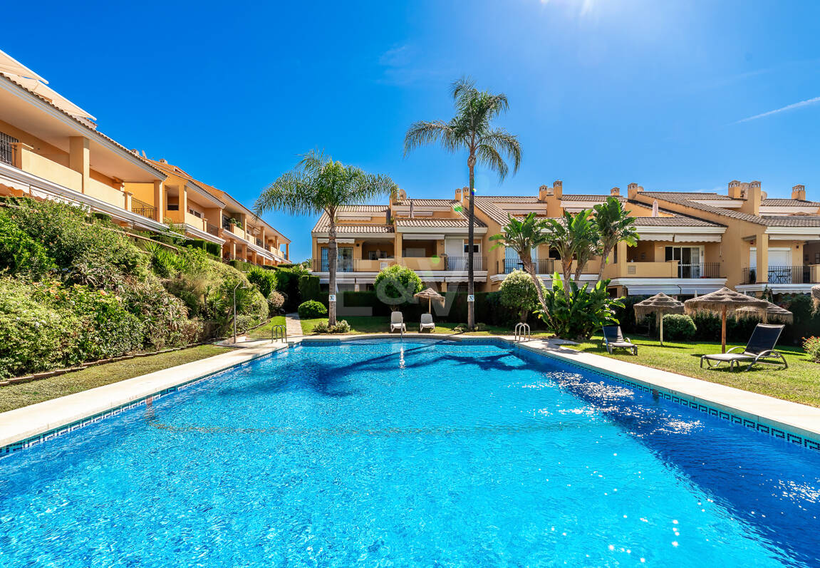 Vida junto a la playa en Costabella: vistas al mar, terraza en la azotea, piscina