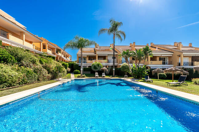 Vida junto a la playa en Costabella: vistas al mar, terraza en la azotea, piscina