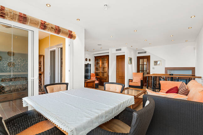 Vida junto a la playa en Costabella: vistas al mar, terraza en la azotea, piscina