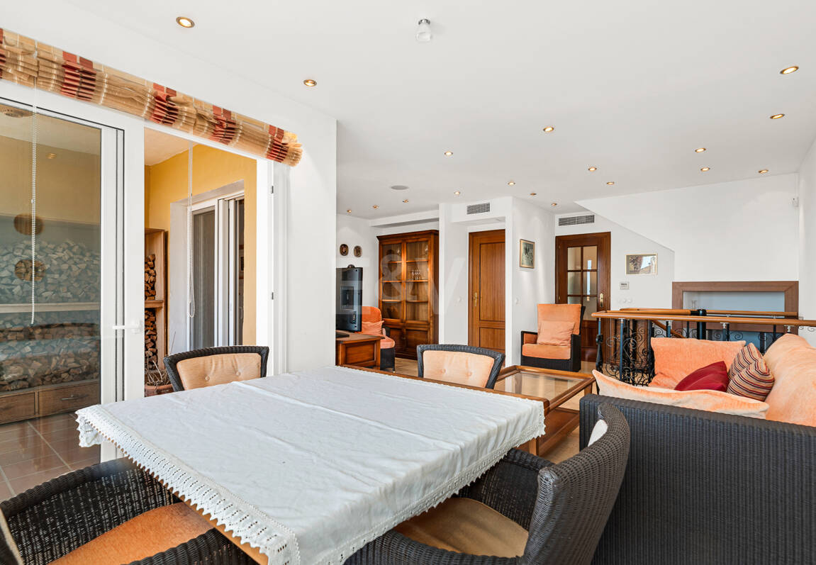 Vida junto a la playa en Costabella: vistas al mar, terraza en la azotea, piscina