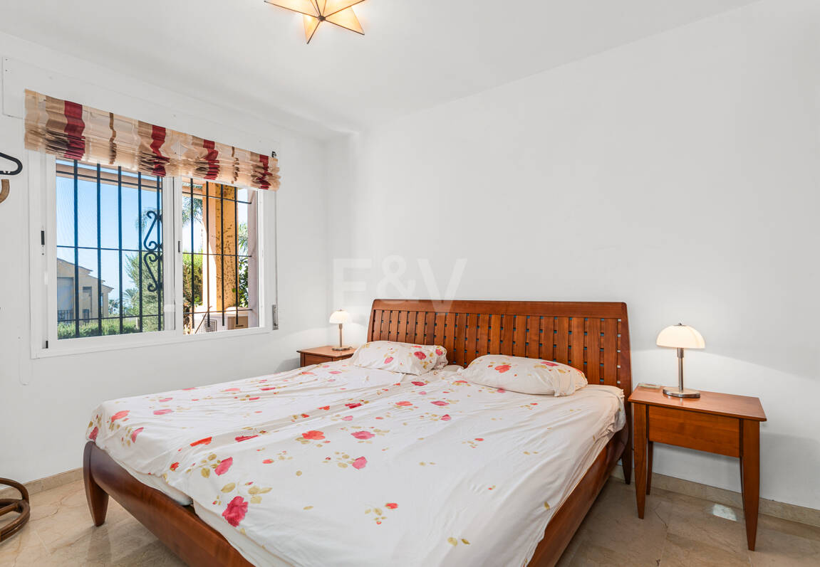 Vida junto a la playa en Costabella: vistas al mar, terraza en la azotea, piscina