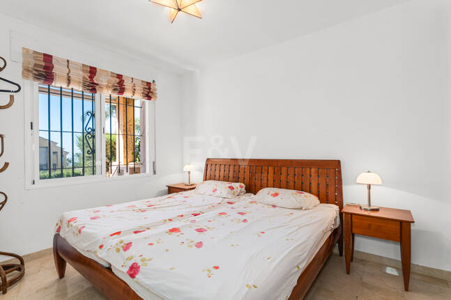 Vida junto a la playa en Costabella: vistas al mar, terraza en la azotea, piscina