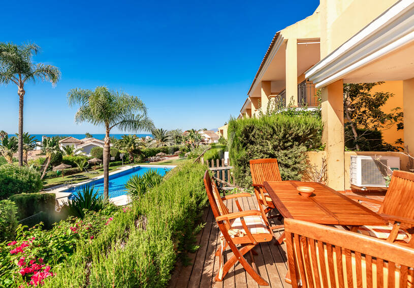 Vida junto a la playa en Costabella: vistas al mar, terraza en la azotea, piscina