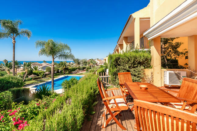 Vida junto a la playa en Costabella: vistas al mar, terraza en la azotea, piscina