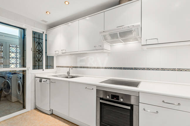 Vida junto a la playa en Costabella: vistas al mar, terraza en la azotea, piscina