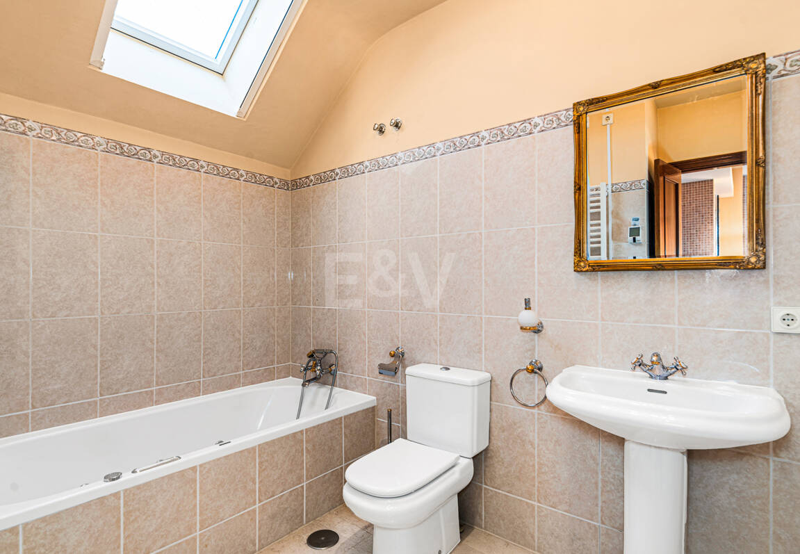 Vida junto a la playa en Costabella: vistas al mar, terraza en la azotea, piscina