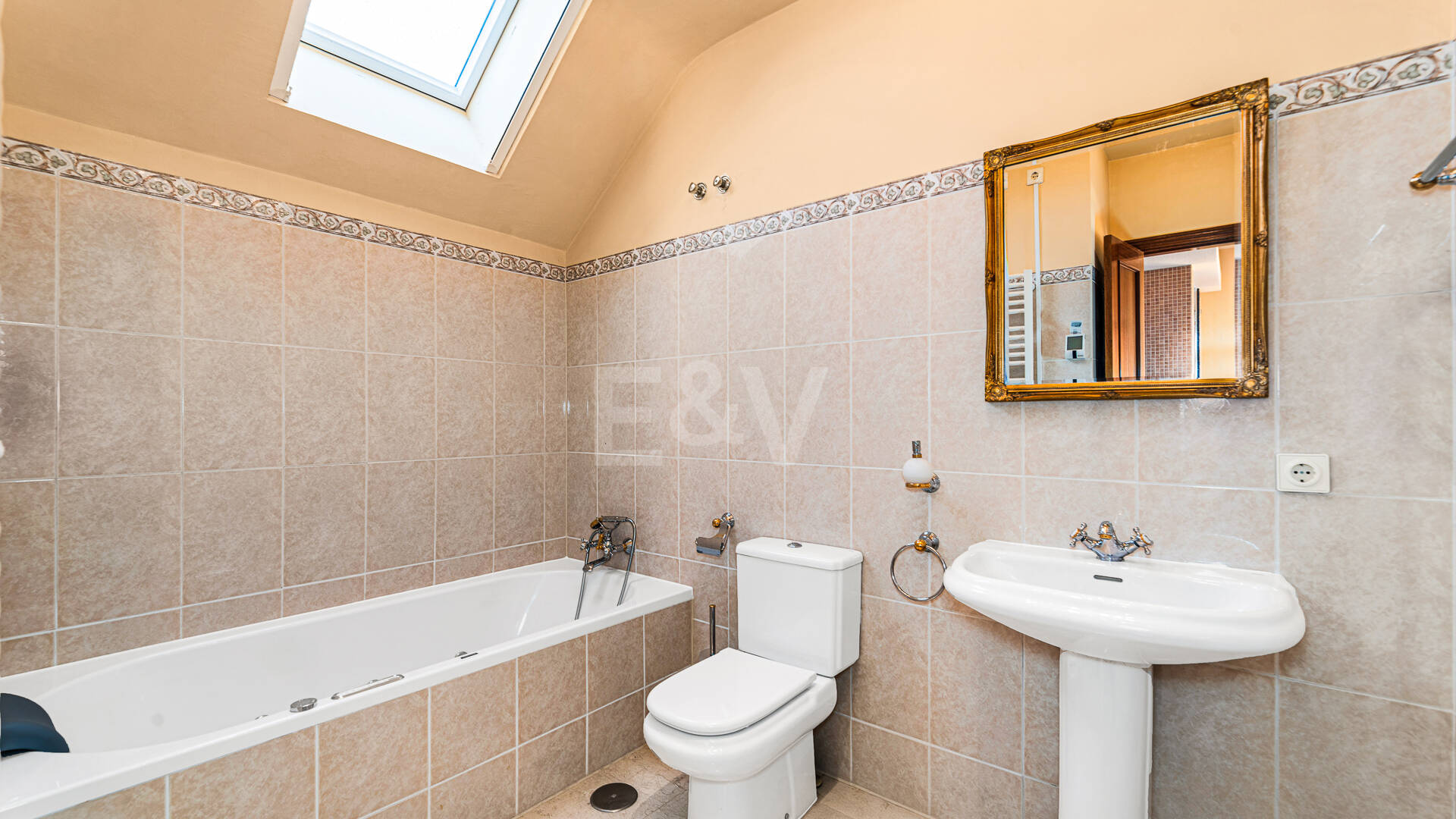 Beachside Living in Costabella: Sea Views, Roof Terrace, Pool