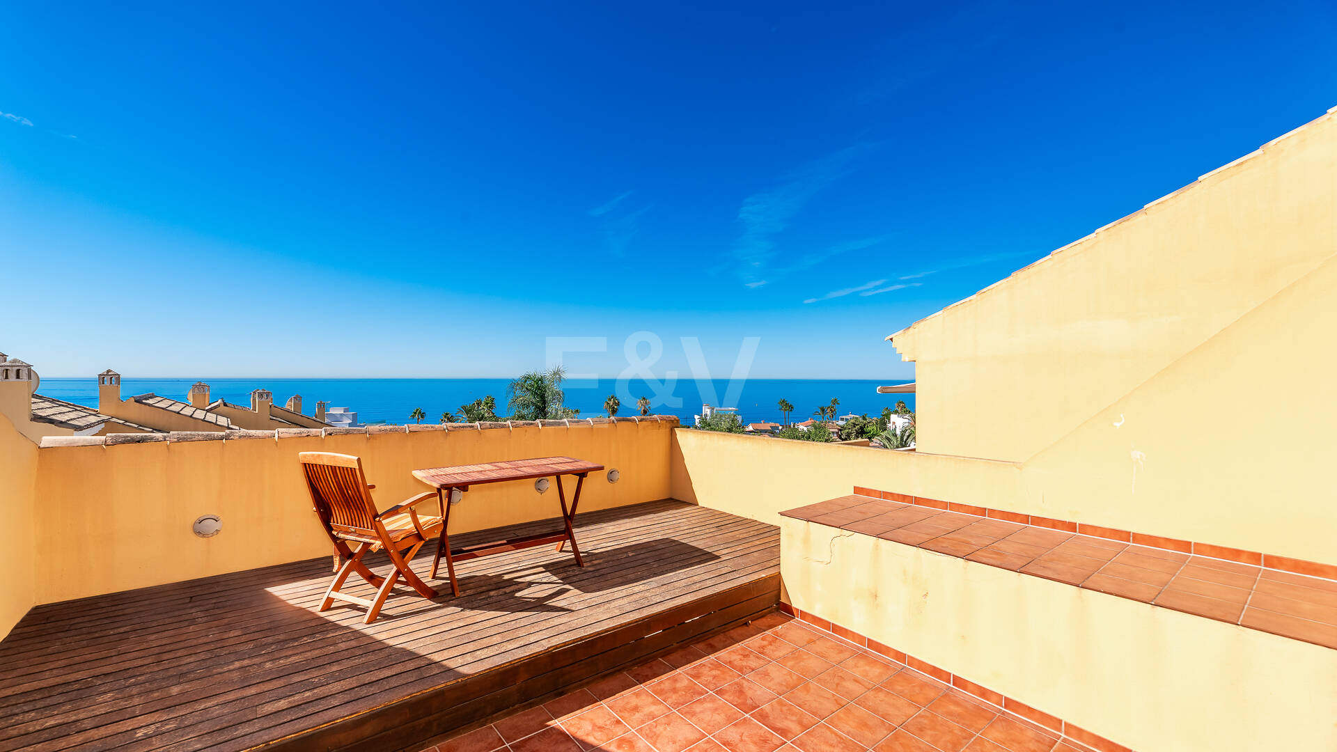 Vida junto a la playa en Costabella: vistas al mar, terraza en la azotea, piscina