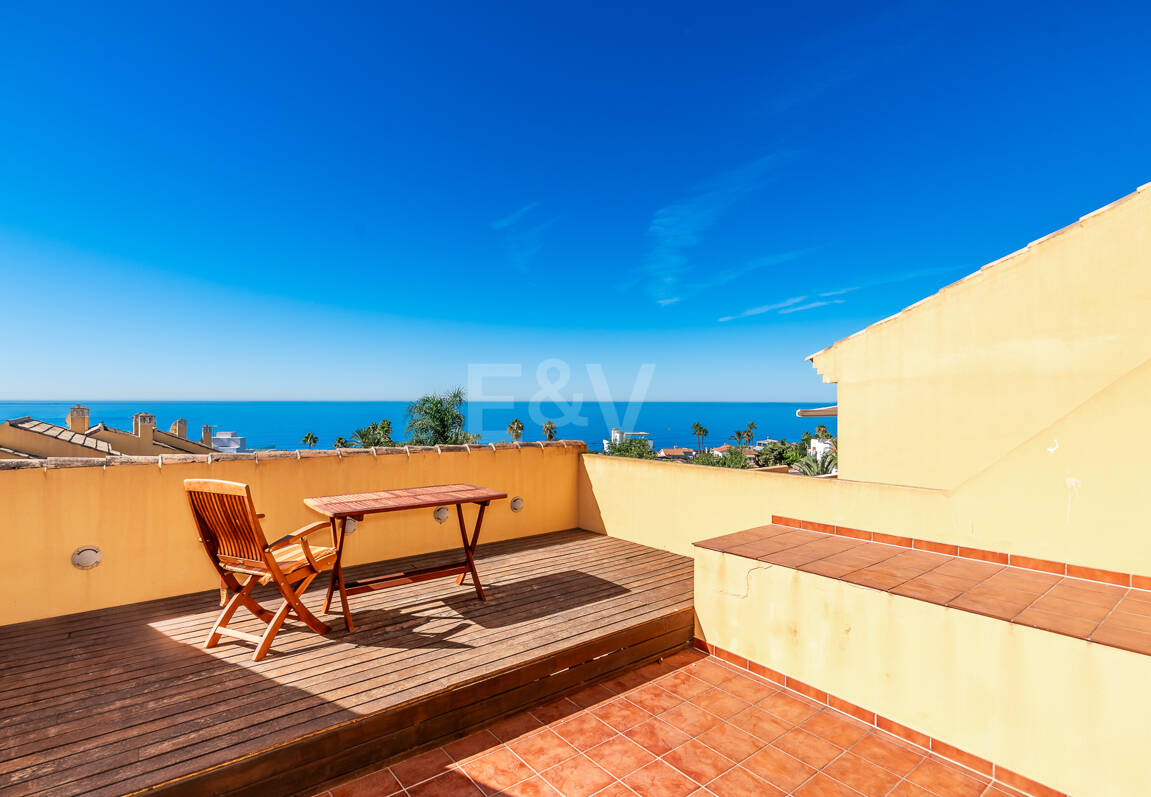 Vida junto a la playa en Costabella: vistas al mar, terraza en la azotea, piscina