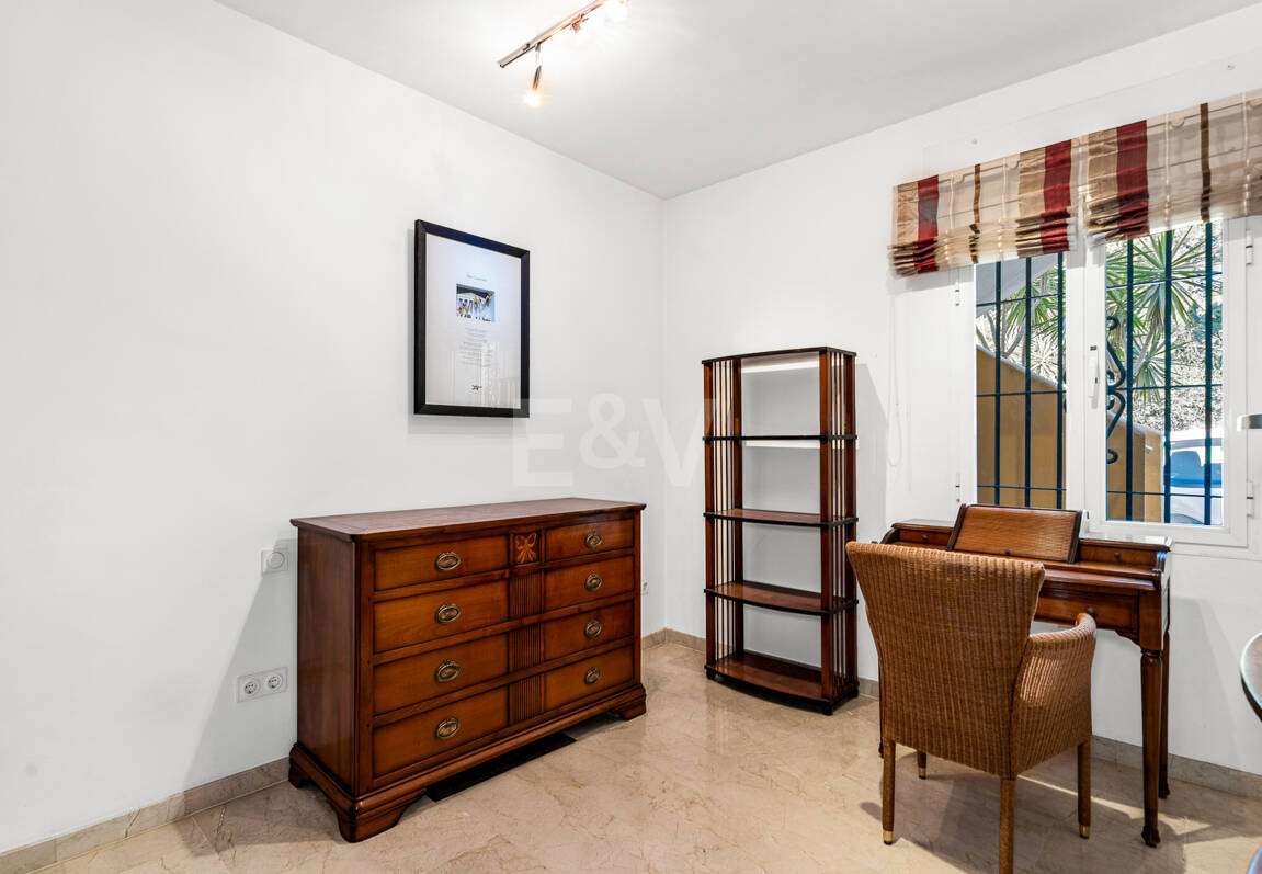 Vida junto a la playa en Costabella: vistas al mar, terraza en la azotea, piscina