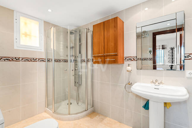 Vida junto a la playa en Costabella: vistas al mar, terraza en la azotea, piscina