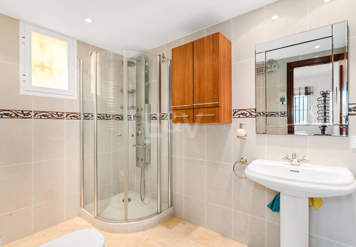 Vida junto a la playa en Costabella: vistas al mar, terraza en la azotea, piscina