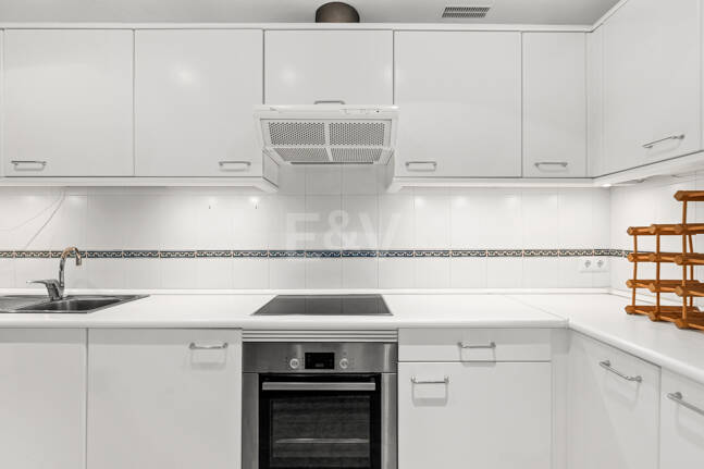 Vida junto a la playa en Costabella: vistas al mar, terraza en la azotea, piscina