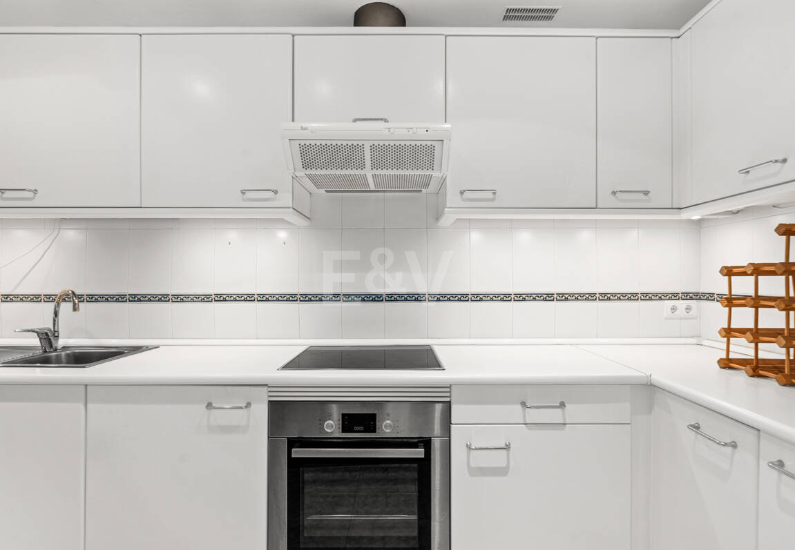 Vida junto a la playa en Costabella: vistas al mar, terraza en la azotea, piscina