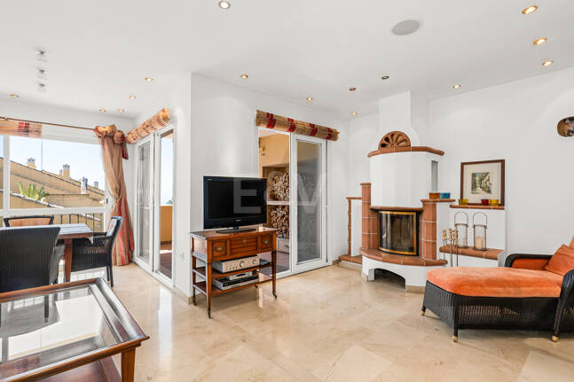 Vida junto a la playa en Costabella: vistas al mar, terraza en la azotea, piscina