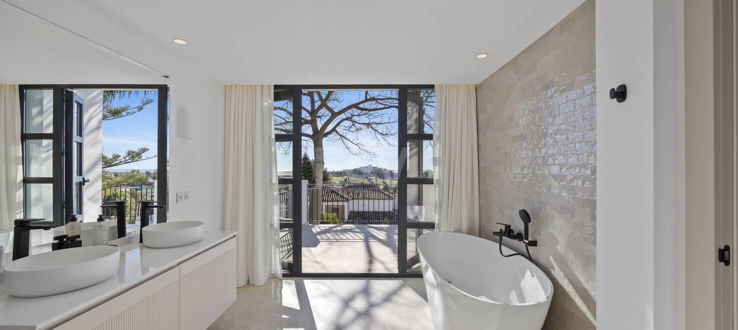 Villa de luxe avec vue sur la mer et le golf à El Paraiso Alto