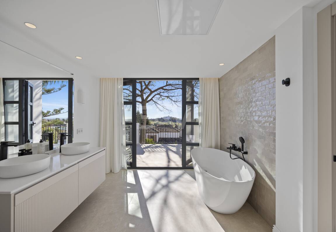 Exclusiva villa de lujo con vistas al mar y al golf en El Paraiso Alto