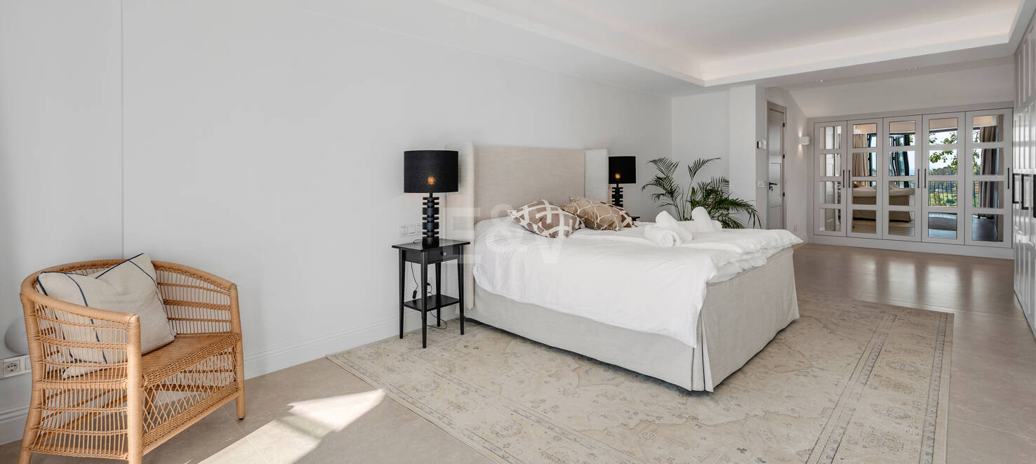 Villa de luxe avec vue sur la mer et le golf à El Paraiso Alto