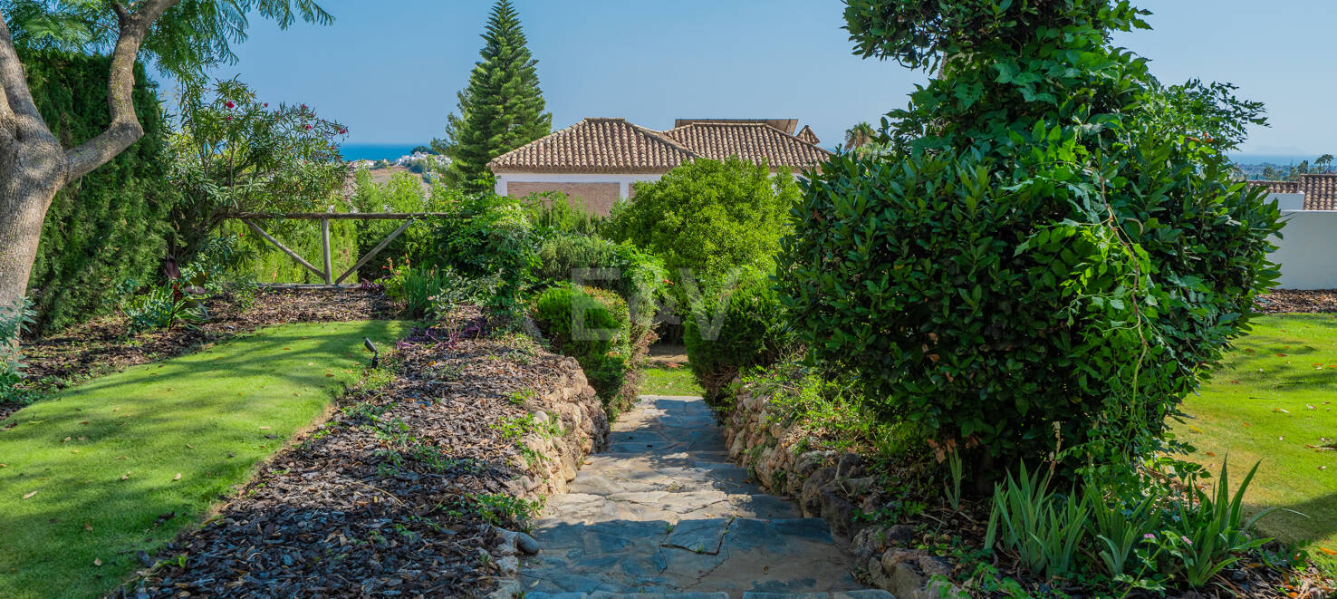 Villa de luxe avec vue sur la mer et le golf à El Paraiso Alto