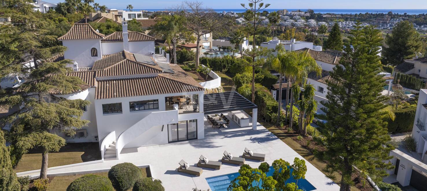 Villa de luxe avec vue sur la mer et le golf à El Paraiso Alto