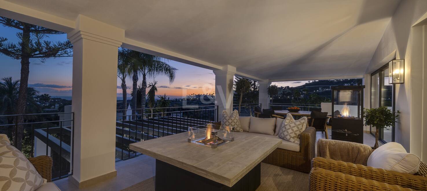 Villa de luxe avec vue sur la mer et le golf à El Paraiso Alto