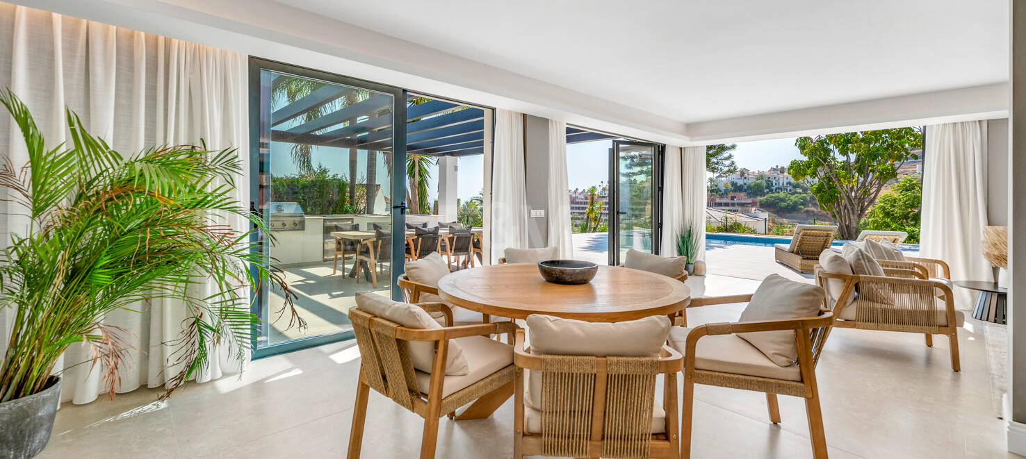 Villa de luxe avec vue sur la mer et le golf à El Paraiso Alto