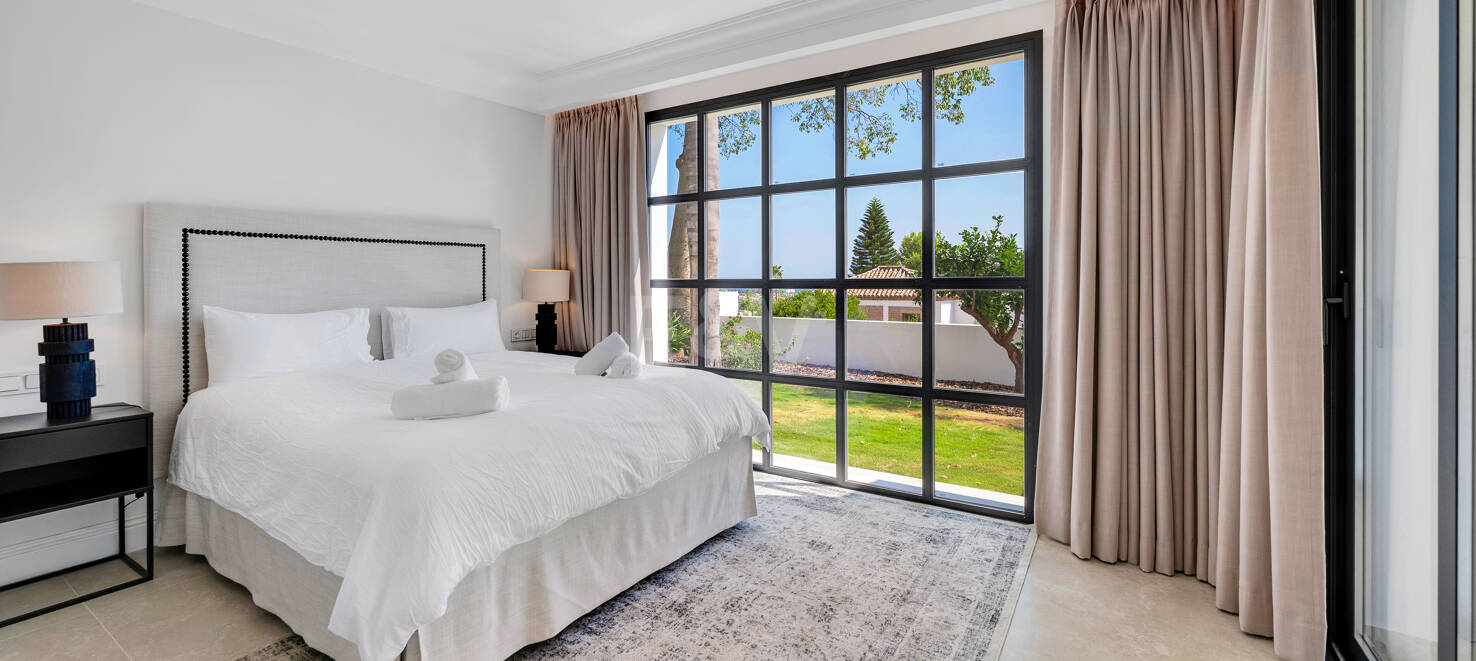 Villa de luxe avec vue sur la mer et le golf à El Paraiso Alto