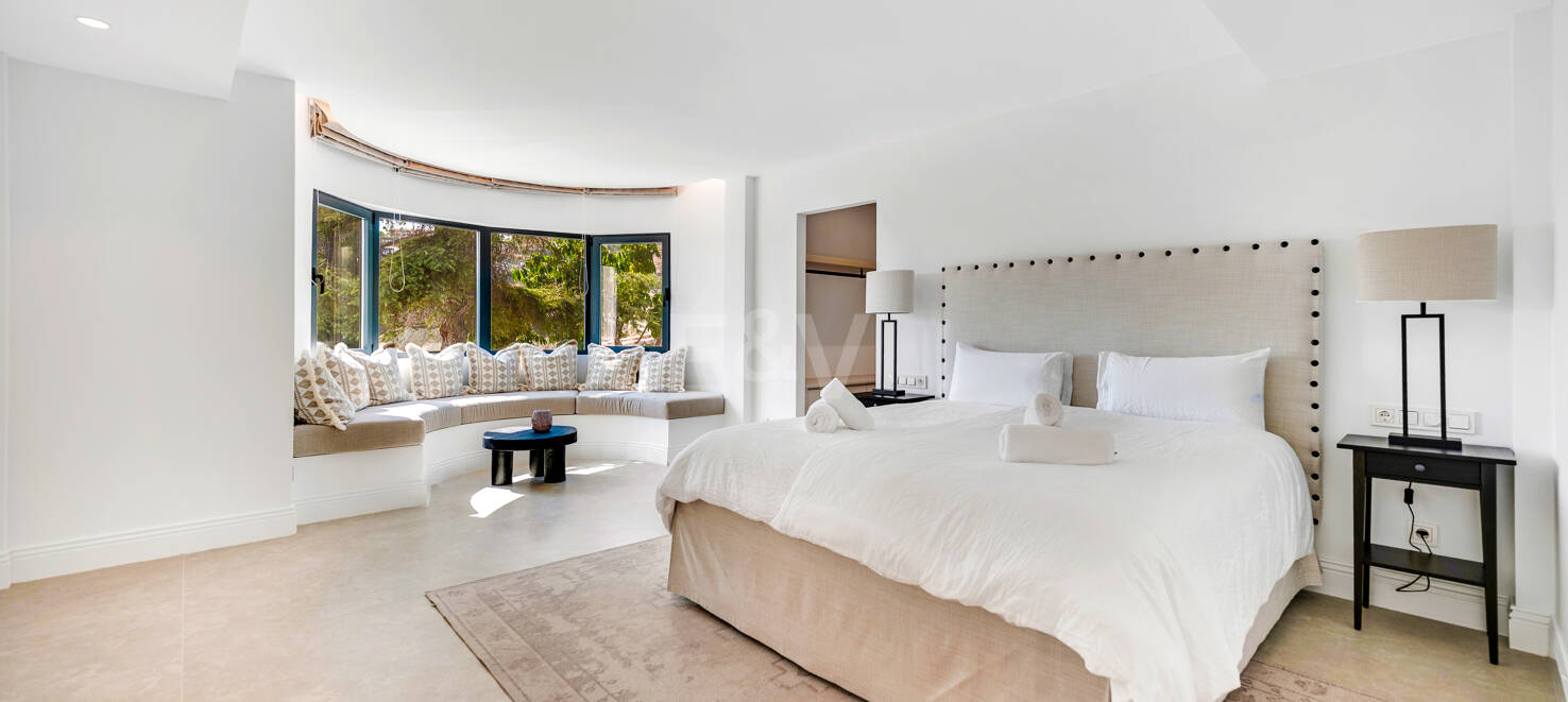 Villa de luxe avec vue sur la mer et le golf à El Paraiso Alto