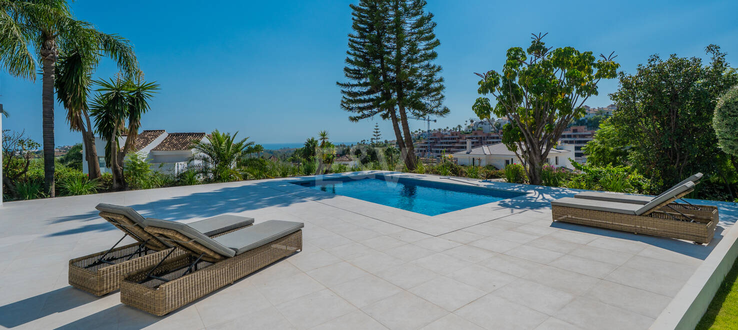 Villa de luxe avec vue sur la mer et le golf à El Paraiso Alto