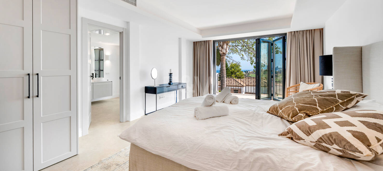 Villa de luxe avec vue sur la mer et le golf à El Paraiso Alto